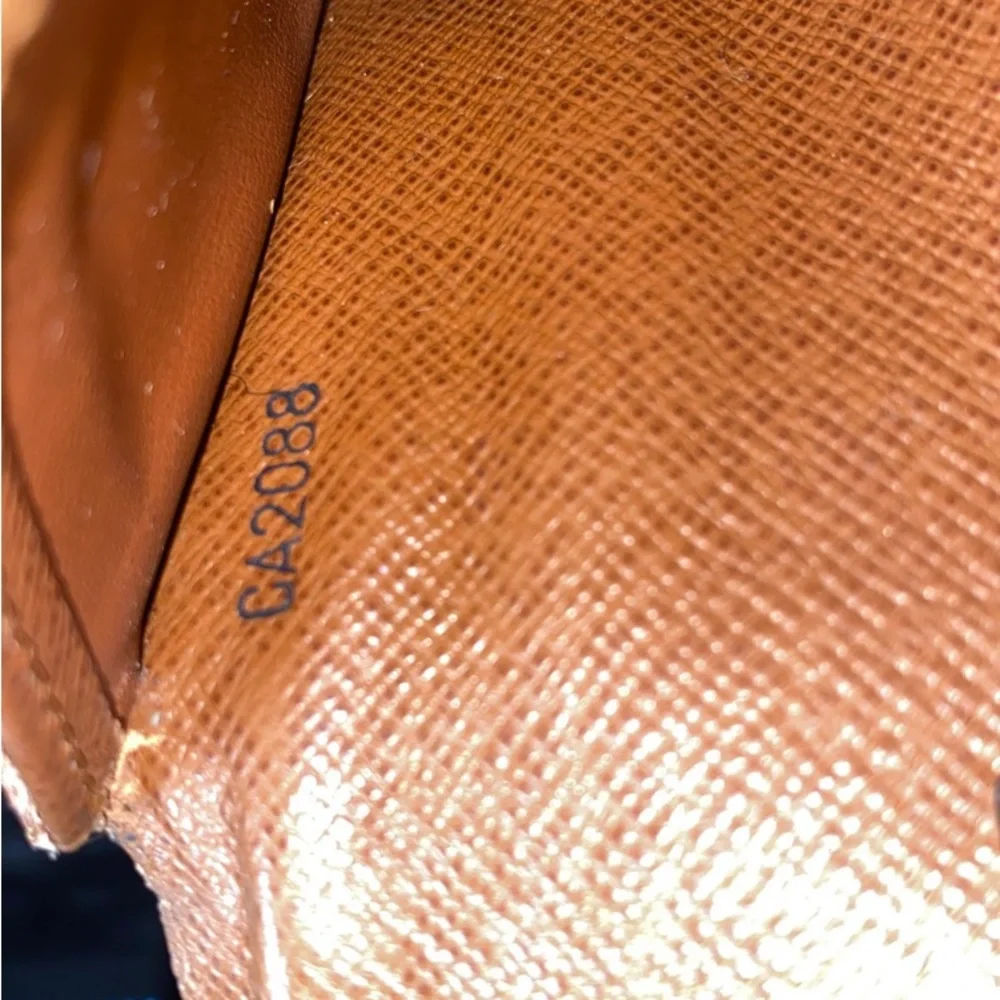 SOLDAuthentic Louis Vuitton Monogram Sarah Wallet - Picture 9 of 14